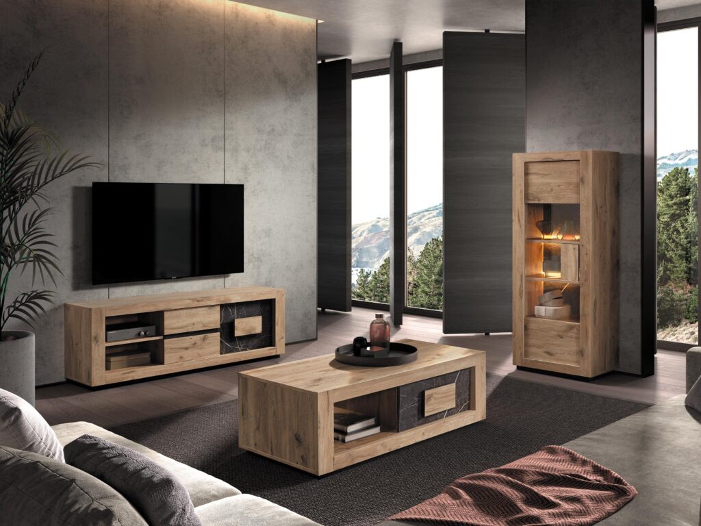Salon moderne avec mobilier en bois et vue montagne.